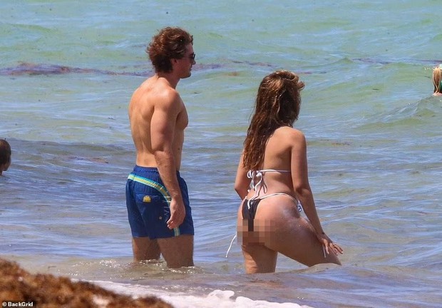 Camila Cabello mặc bikini bé xíu khoe body mũm mĩm, thân thiết với trai lạ trên biển - Ảnh 7.