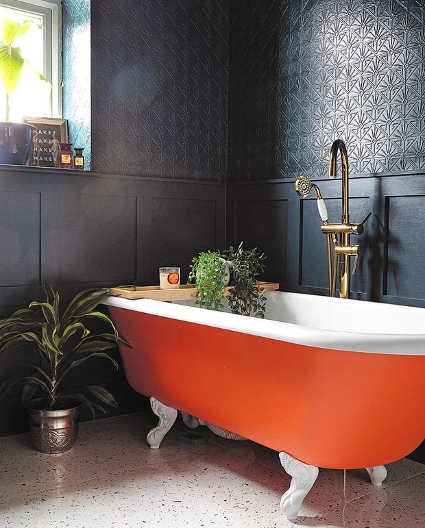 Phòng tắm gia đình thêm phần rực rỡ với điểm nhấn là chiếc bồn tắm đầy màu sắc - Ảnh 1.