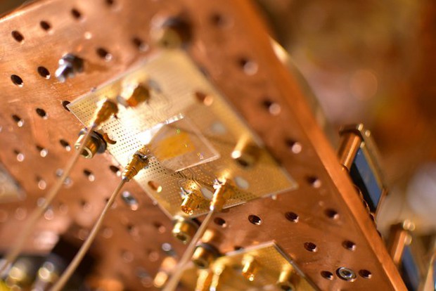 Harvard phát triển thành công chip sóng âm, tương thích cả với máy tính lượng tử - Ảnh 1.