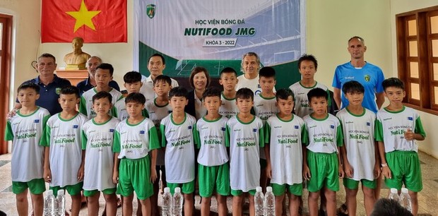 Học viện bóng đá Nutifood JMG tuyển sinh thành công 17 học viên cho Khóa 3 - Ảnh 1.