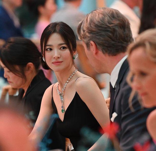 Chỉ 1 bức ảnh hậu trường sự kiện Paris, Song Hye Kyo đã khiến cả nghìn người thốt lên: Đây là mỹ nhân đẹp nhất châu Á! - Ảnh 5.