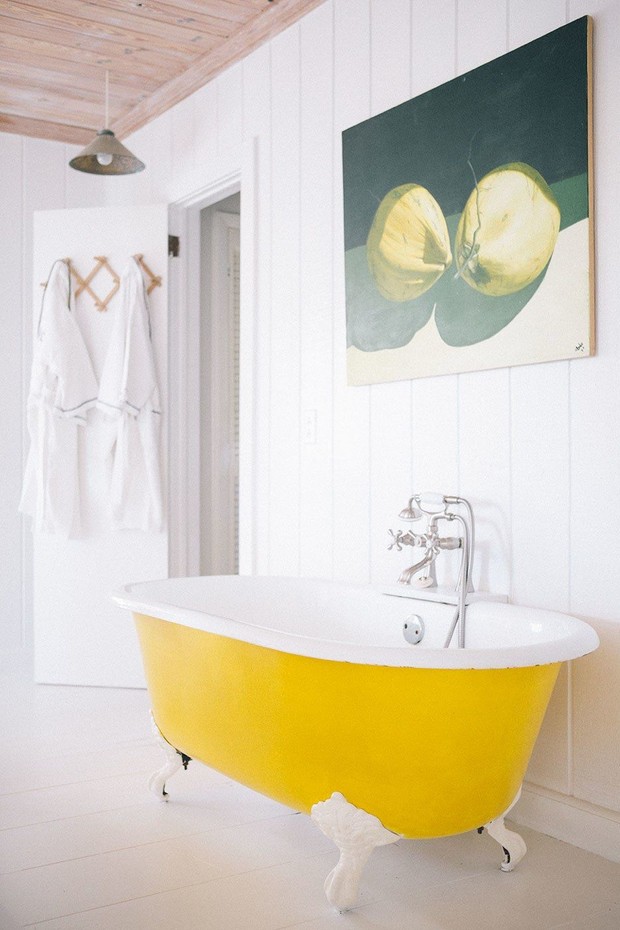 Phòng tắm gia đình thêm phần rực rỡ với điểm nhấn là chiếc bồn tắm đầy màu sắc - Ảnh 4.