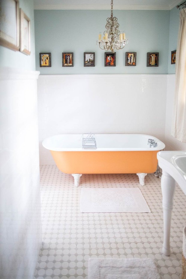 Phòng tắm gia đình thêm phần rực rỡ với điểm nhấn là chiếc bồn tắm đầy màu sắc - Ảnh 7.