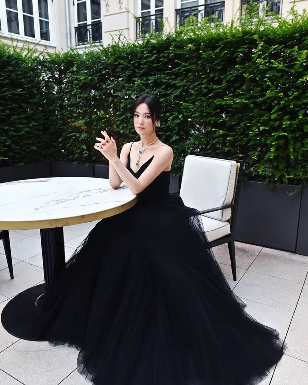 Chỉ 1 bức ảnh hậu trường sự kiện Paris, Song Hye Kyo đã khiến cả nghìn người thốt lên: Đây là mỹ nhân đẹp nhất châu Á! - Ảnh 2.