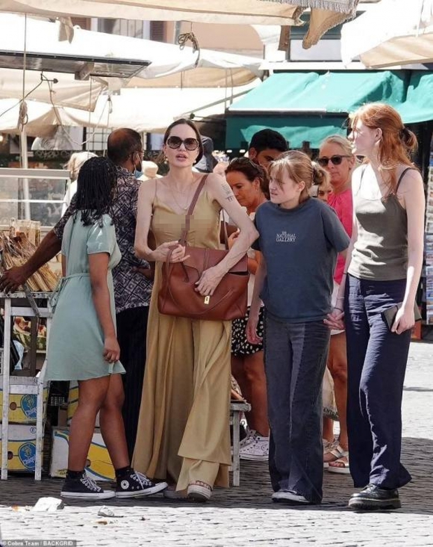 Angelina Jolie xinh đẹp đi mua sắm cùng hai con gái ở Rome - Ảnh 2.