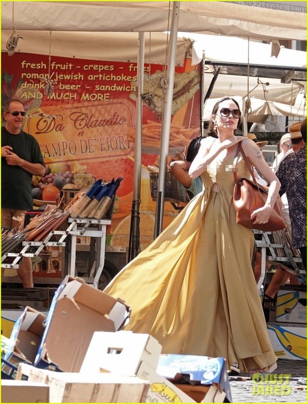 Angelina Jolie xinh đẹp đi mua sắm cùng hai con gái ở Rome - Ảnh 3.