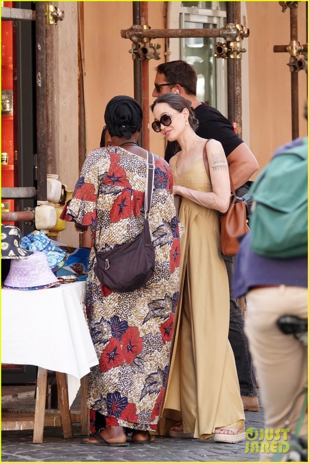 Angelina Jolie xinh đẹp đi mua sắm cùng hai con gái ở Rome - Ảnh 4.