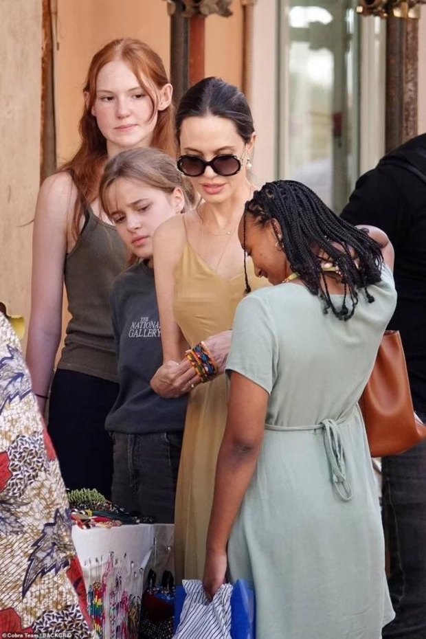 Beautiful Angelina Jolie goes shopping with her two daughters in Rome - Photo 5.