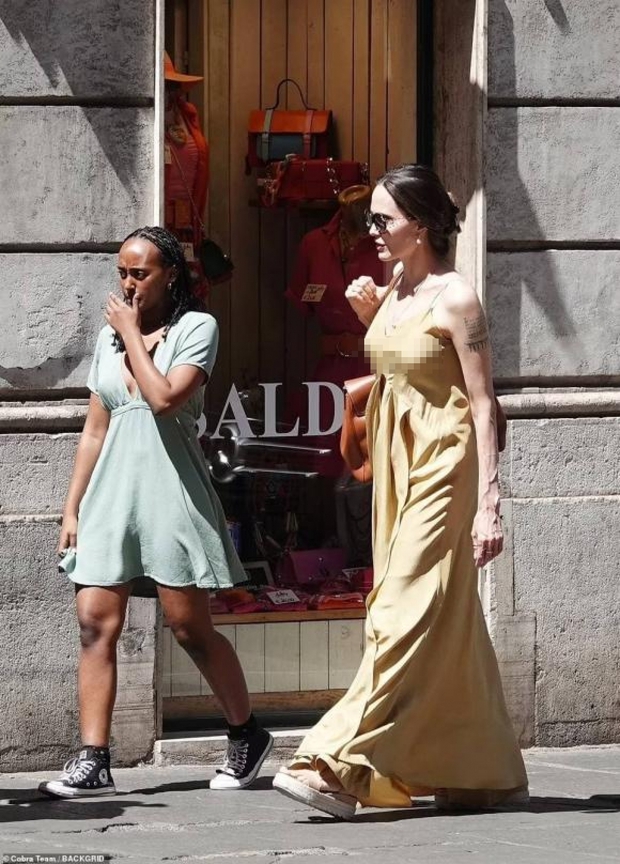 Angelina Jolie xinh đẹp đi mua sắm cùng hai con gái ở Rome - Ảnh 6.