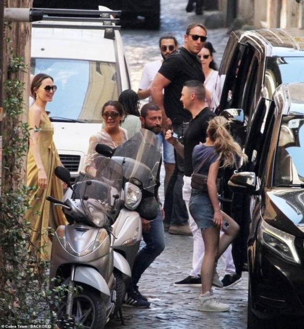 Angelina Jolie xinh đẹp đi mua sắm cùng hai con gái ở Rome - Ảnh 7.