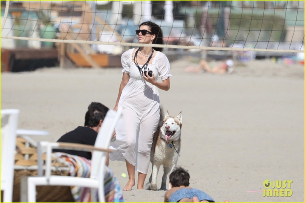 Bạn gái Leonardo DiCaprio để mặt mộc xinh đẹp dắt thú cưng đi dạo trên bãi biển - Ảnh 1.