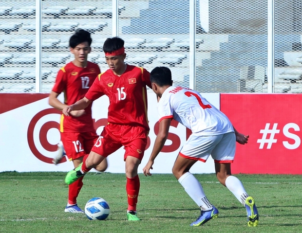 Cầu thủ U19 Việt Nam bị khâu 5 mũi ở đầu sau trận thắng U19 Philippines - Ảnh 1.