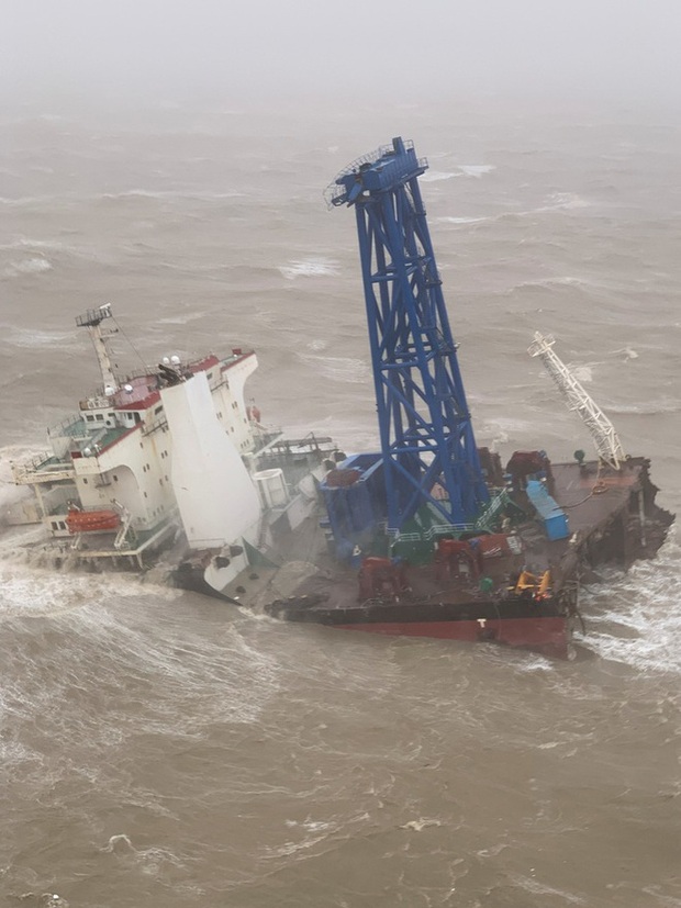 Khoảnh khắc nghẹt thở giải cứu thuyền viên khỏi con tàu vỡ đôi do bão Chaba tại Trung Quốc - Ảnh 1.