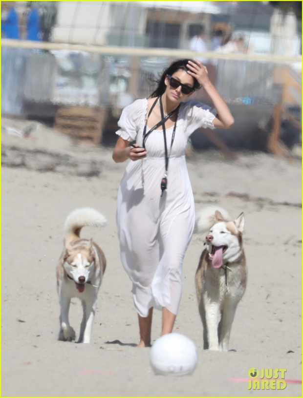 Bạn gái Leonardo DiCaprio để mặt mộc xinh đẹp dắt thú cưng đi dạo trên bãi biển - Ảnh 5.