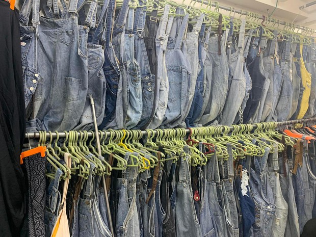 Đi chợ hàng thùng Đông Tác săn váy áo giá rẻ: từ chục nghìn là tha hồ sắm áo sơ mi, váy hoa, quần jeans, yếm bò - Ảnh 9.