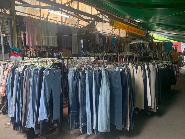 Đi chợ hàng thùng Đông Tác săn váy áo giá rẻ: từ chục nghìn là tha hồ sắm áo sơ mi, váy hoa, quần jeans, yếm bò - Ảnh 3.