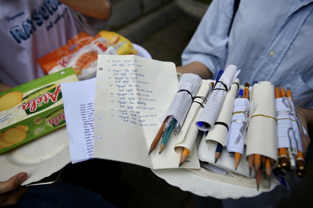 Học sinh Hà Nội xếp hàng dài, mang cả combo sách bút đến Văn Miếu cầu may trước kỳ thi tốt nghiệp THPT 2022 - Ảnh 6.