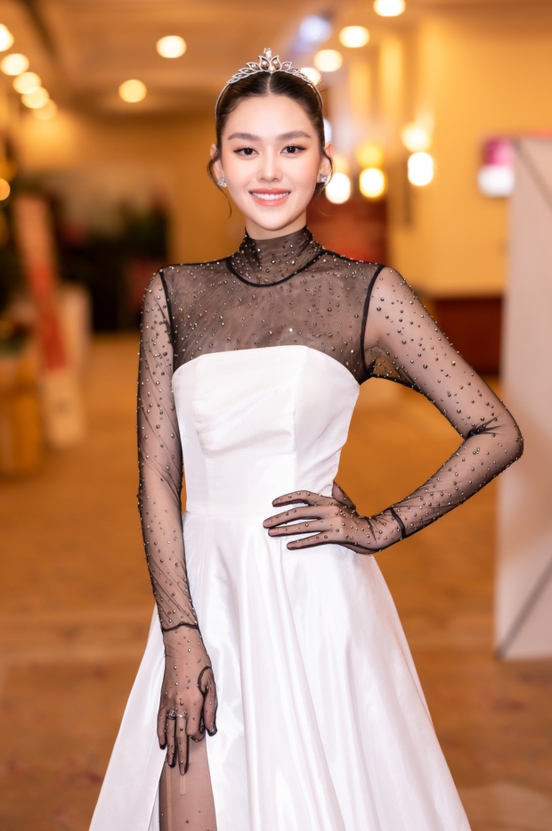 Thảm đỏ khởi động Hoa hậu Việt Nam 2022: Đỗ Hà nổi bật, Thuỳ Tiên cuốn hút với phong cách lạ - Ảnh 17.