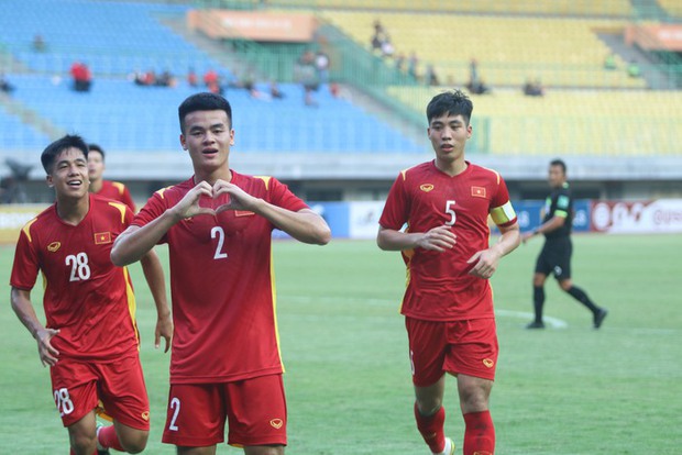 Thủ môn U19 Việt Nam nhận thẻ đỏ oan? - Ảnh 2.