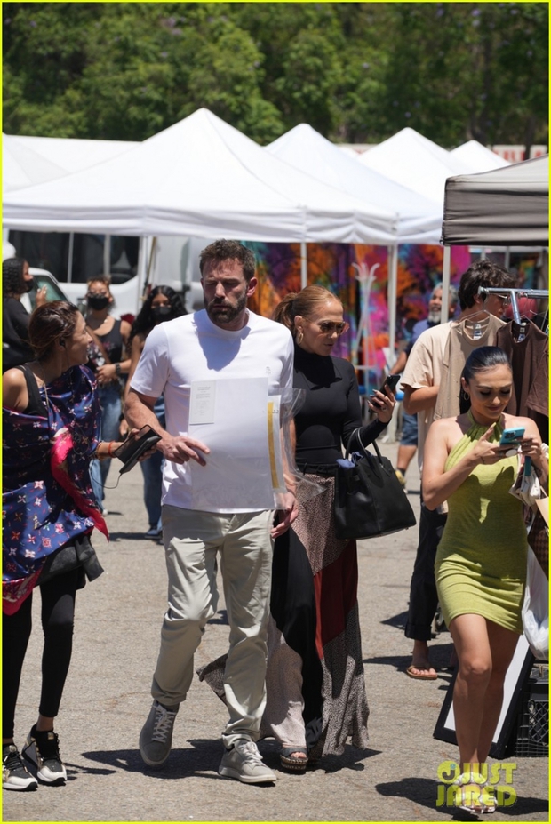Jennifer Lopez và bạn trai nắm tay tình cảm đi mua sắm - Ảnh 8.