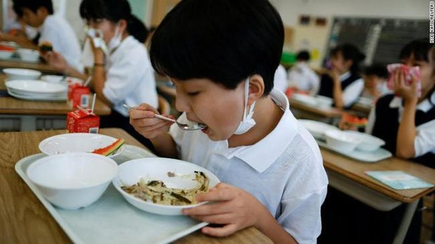 Giá cả tăng cao chưa từng thấy ở Nhật: Trường học thay hoa quả bằng thạch, loại rau quốc dân đứng trước nguy cơ ngừng sản xuất - Ảnh 1.