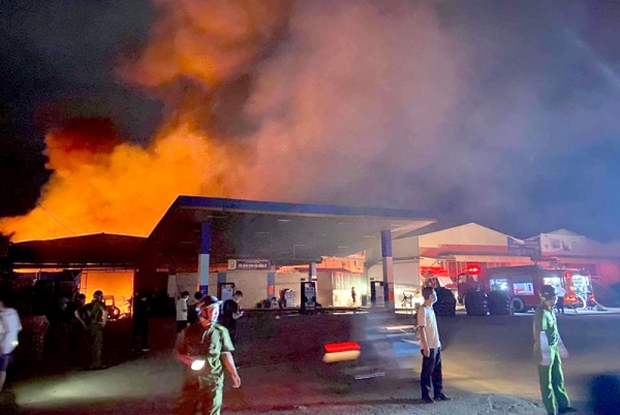 Hà Nội: Cháy xưởng gỗ sát cây xăng Đồng Lư - Ảnh 1.