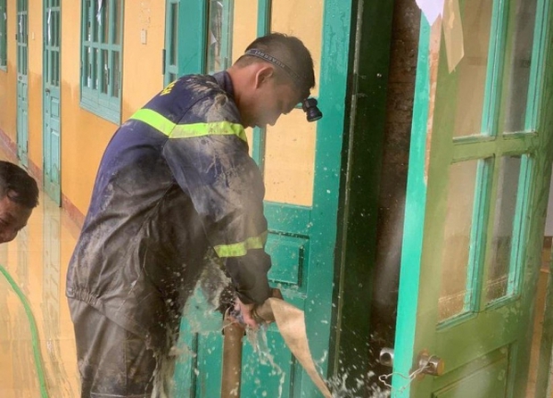 Bộ trưởng Tô Lâm gửi thư khen chiến sĩ giải cứu kịp thời 105 em học sinh khỏi vùng nước lũ - Ảnh 2.