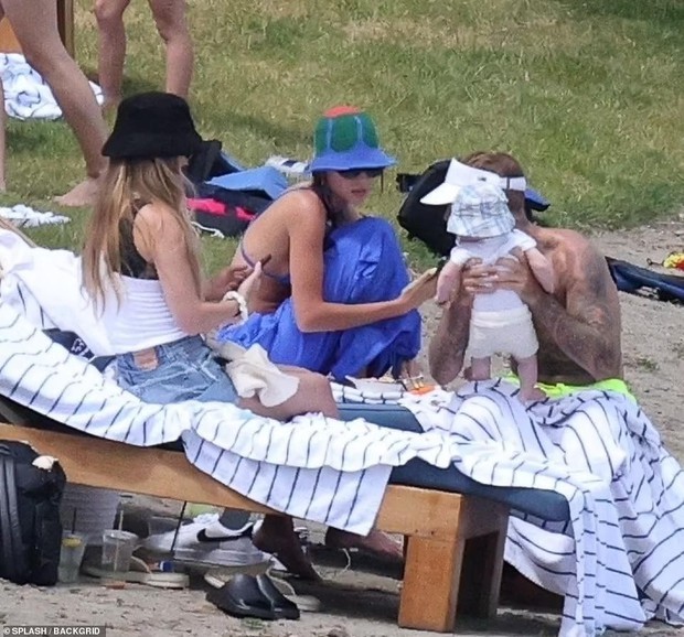 Hailey khoe dáng nuột nà với bikini, âu yếm Justin Bieber trên bãi biển - Ảnh 11.