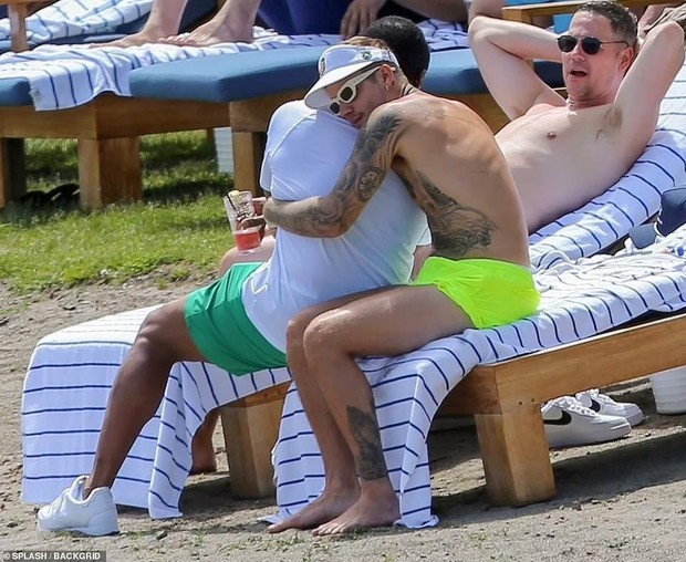 Hailey khoe dáng nuột nà với bikini, âu yếm Justin Bieber trên bãi biển - Ảnh 13.