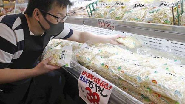Giá cả tăng cao chưa từng thấy ở Nhật: Trường học thay hoa quả bằng thạch, loại rau quốc dân đứng trước nguy cơ ngừng sản xuất - Ảnh 3.