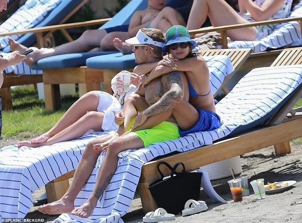 Hailey khoe dáng nuột nà với bikini, âu yếm Justin Bieber trên bãi biển - Ảnh 7.