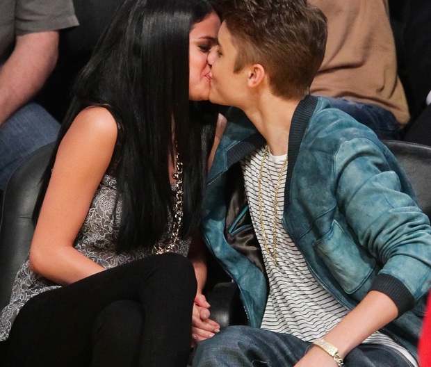Selena Gomez ở tuổi U30: Tìm lại được nụ cười sau mối tình hết lòng với một người đàn ông - Ảnh 7. Selena Gomez ở tuổi U30: Tìm lại được nụ cười sau mối tình hết lòng với một người đàn ông - Ảnh 7.