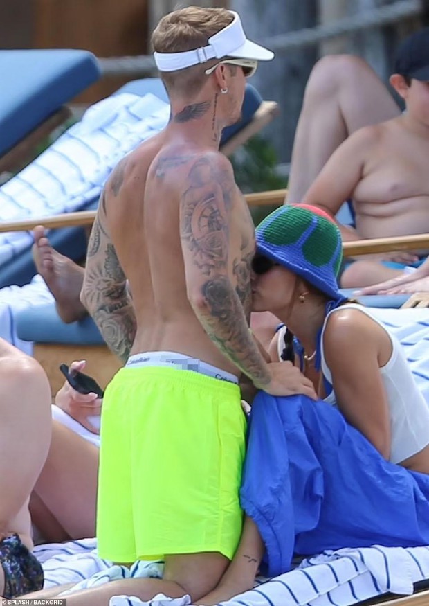 Hailey khoe dáng nuột nà với bikini, âu yếm Justin Bieber trên bãi biển - Ảnh 8.
