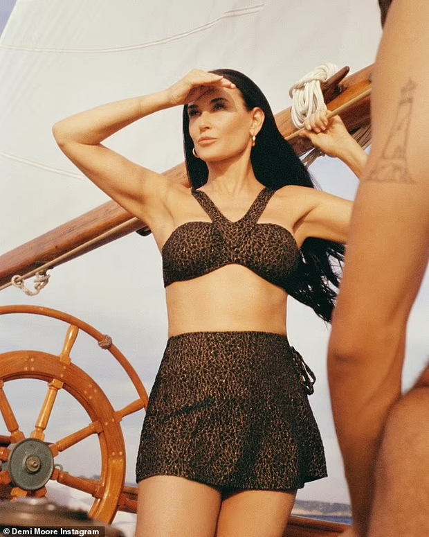 Minh tinh Demi Moore tự tin khoe dáng với bikini ở tuổi 60 - Ảnh 1.