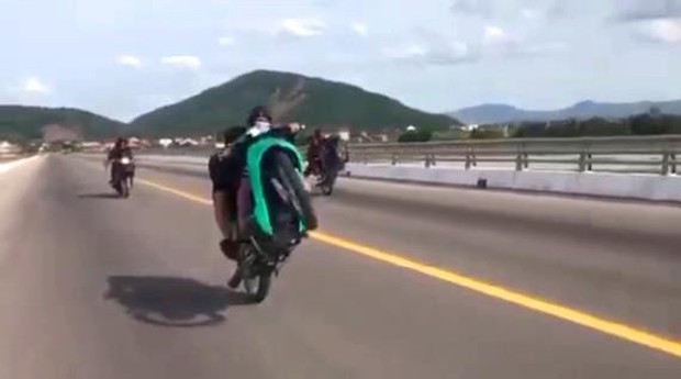 Triệu tập nhóm quái xế bốc đầu xe máy trên quốc lộ - Ảnh 2.