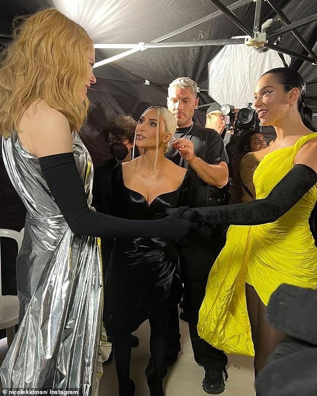 Kim Kardashian lên đồ quyến rũ, ai dè hóa người tí hon bên 2 chân dài Nicole Kidman, Dua Lipa ở sự kiện thời trang - Ảnh 3.
