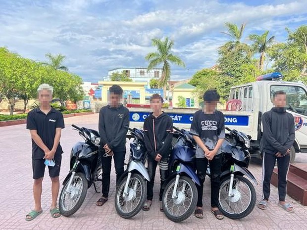 Triệu tập nhóm quái xế bốc đầu xe máy trên quốc lộ - Ảnh 3.