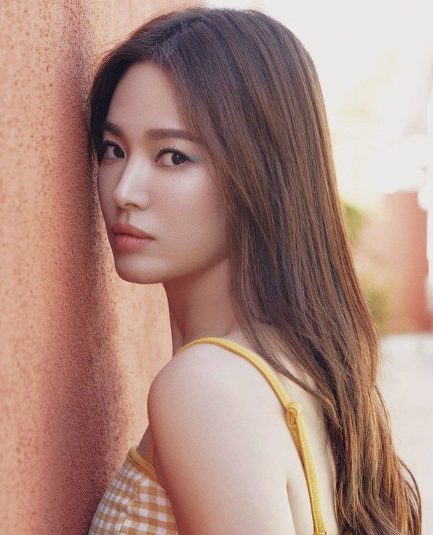 Song Hye Kyo mặc váy hai dây tuyệt đẹp, tôn bờ vai mắc áo cực phẩm - Ảnh 4.