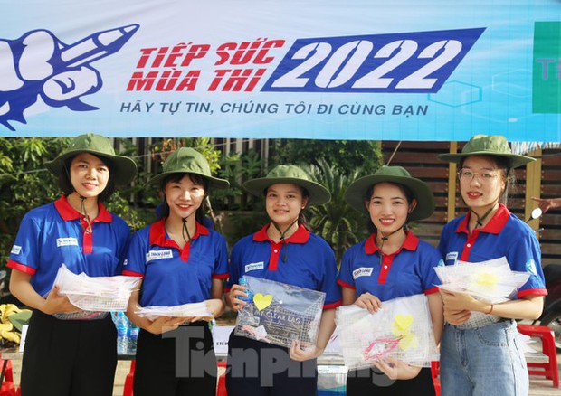 Nụ cười tỏa nắng của các tình nguyện viên tiếp sức mùa thi 2022  - Ảnh 1.