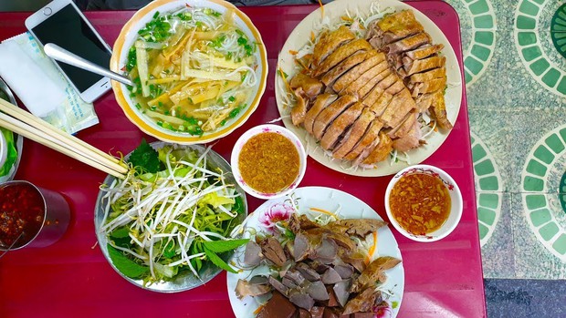 Những quán ăn ở TP.HCM đã hơn 40 năm tuổi nhưng vẫn cực đông khách: Hương vị quen thuộc và không gian gợi nhiều ký ức - Ảnh 14.