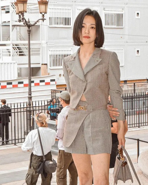 Song Hye Kyo và Jennie đọ sắc đỉnh cao ở sân bay, cùng mặc đồ thùng thình nhưng 2 siêu sao nhận ý kiến khác hẳn - Ảnh 9.