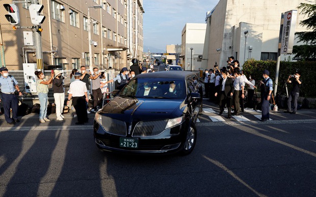 Thi thể cựu Thủ tướng Abe Shinzo được đưa đến Tokyo - Ảnh 2.