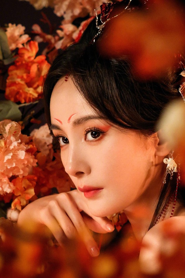 Dương Mịch gây ‘bão’ với tạo hình hồ yêu quyến rũ, ma mị - Ảnh 4. Dương Mịch gây ‘bão’ với tạo hình hồ yêu quyến rũ, ma mị - Ảnh 4.