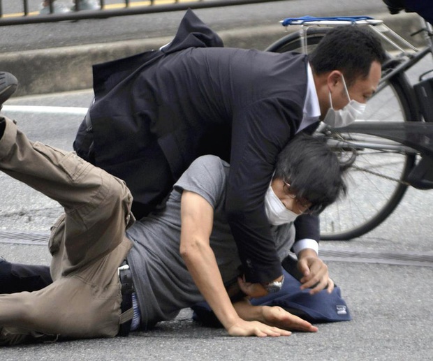 Nguyên nhân tử vong của cựu Thủ tướng Nhật Bản và lỗ hổng an ninh để tiếp cận ông Abe ở cự ly gần - Ảnh 2.