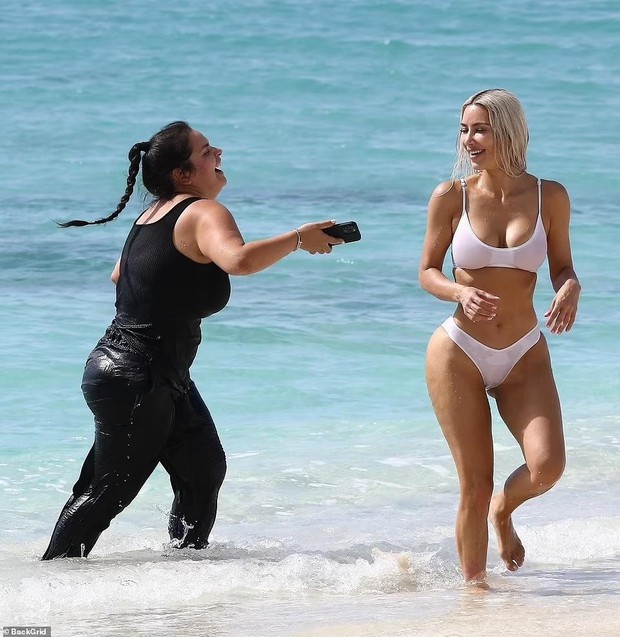Kim Kardashian quyến rũ khó cưỡng với bikini, siêu vòng ba năm xưa đã không còn - Ảnh 8.