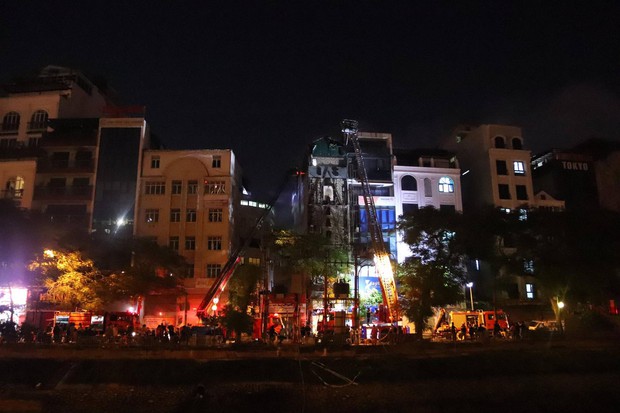 Toàn cảnh vụ cháy quán karaoke ở Hà Nội: Lửa bùng hàng giờ, nhiều gương mặt thất thần khi chứng kiến 3 đồng đội anh dũng hy sinh - Ảnh 16.