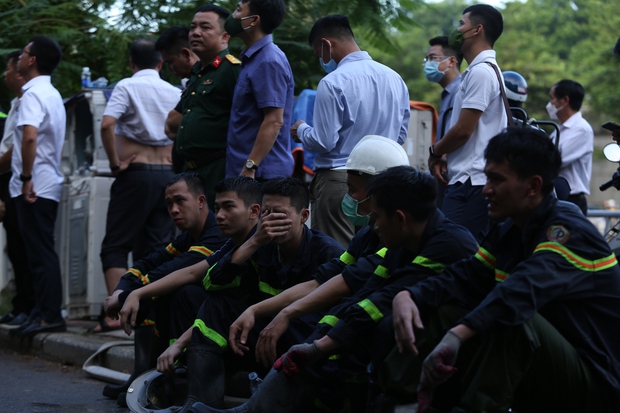 Toàn cảnh vụ cháy quán karaoke ở Hà Nội: Lửa bùng hàng giờ, nhiều gương mặt thất thần khi chứng kiến 3 đồng đội anh dũng hy sinh - Ảnh 11.