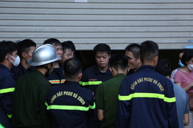 Toàn cảnh vụ cháy quán karaoke ở Hà Nội: Lửa bùng hàng giờ, nhiều gương mặt thất thần khi chứng kiến 3 đồng đội anh dũng hy sinh - Ảnh 10.