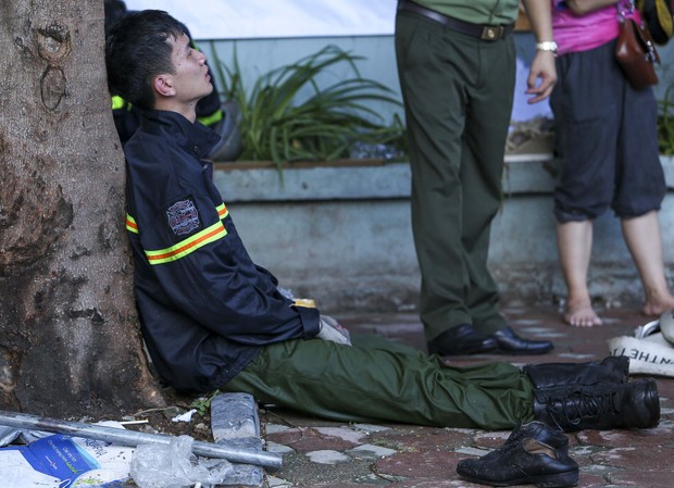 Toàn cảnh vụ cháy quán karaoke ở Hà Nội: Lửa bùng hàng giờ, nhiều gương mặt thất thần khi chứng kiến 3 đồng đội anh dũng hy sinh - Ảnh 8.