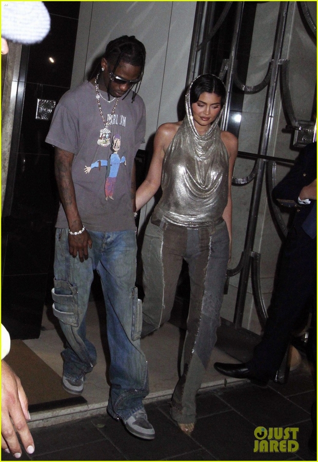 Kylie Jenner gợi cảm đi chơi đêm cùng bạn trai - Ảnh 1.